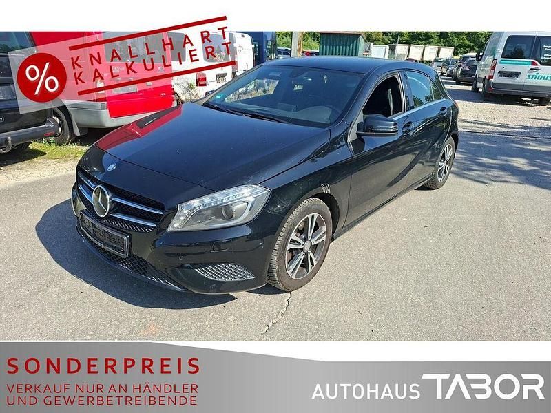 Kosmosschwarz metalliclack Gebraucht 2015 Mercedes A180 Style Limousine | 10.485 € (Superpreis) - Bild 1/4