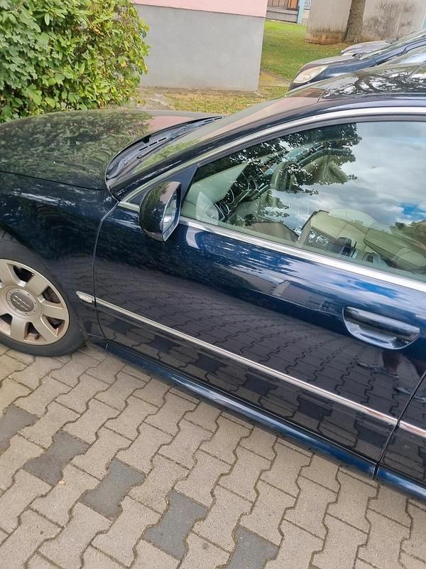 Blau Gebraucht 2005 Audi A8 Limousine | 4.000 € - Bild 1/4