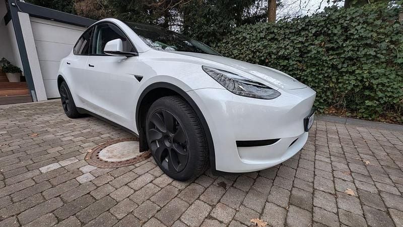 Weiß Gebraucht 2023 Tesla Model Y Standard Range SUV | 36.500 € (Fairer Preis) - Bild 1/4
