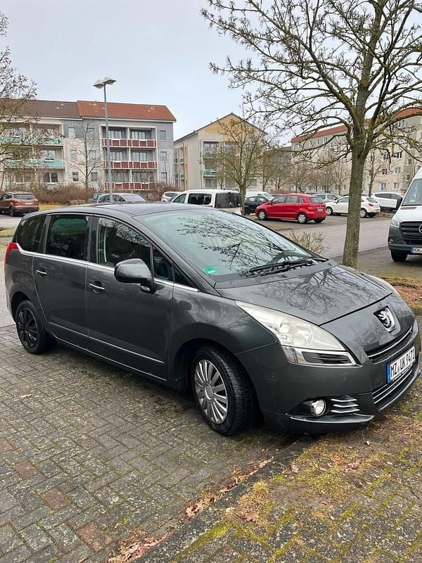 Grau Gebraucht 2012 Peugeot 5008 Family Van / Kleinbus | 3.700 € - Bild 1/4