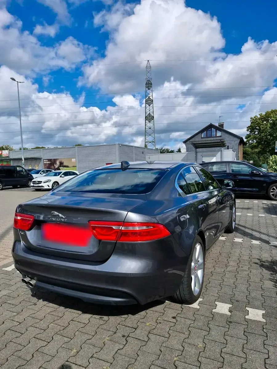 Gebraucht Jaguar XE 180 PS (132 kW) 2016 Grau Limousine