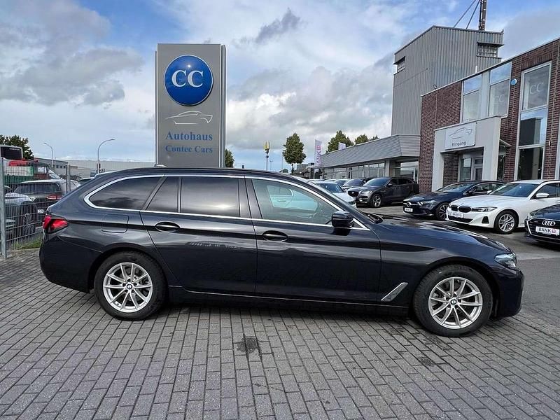 Sophistograu (metallic) Gebraucht 2023 BMW 520 Sport Line Kombi | 33.950 € (Fairer Preis) - Bild 1/3