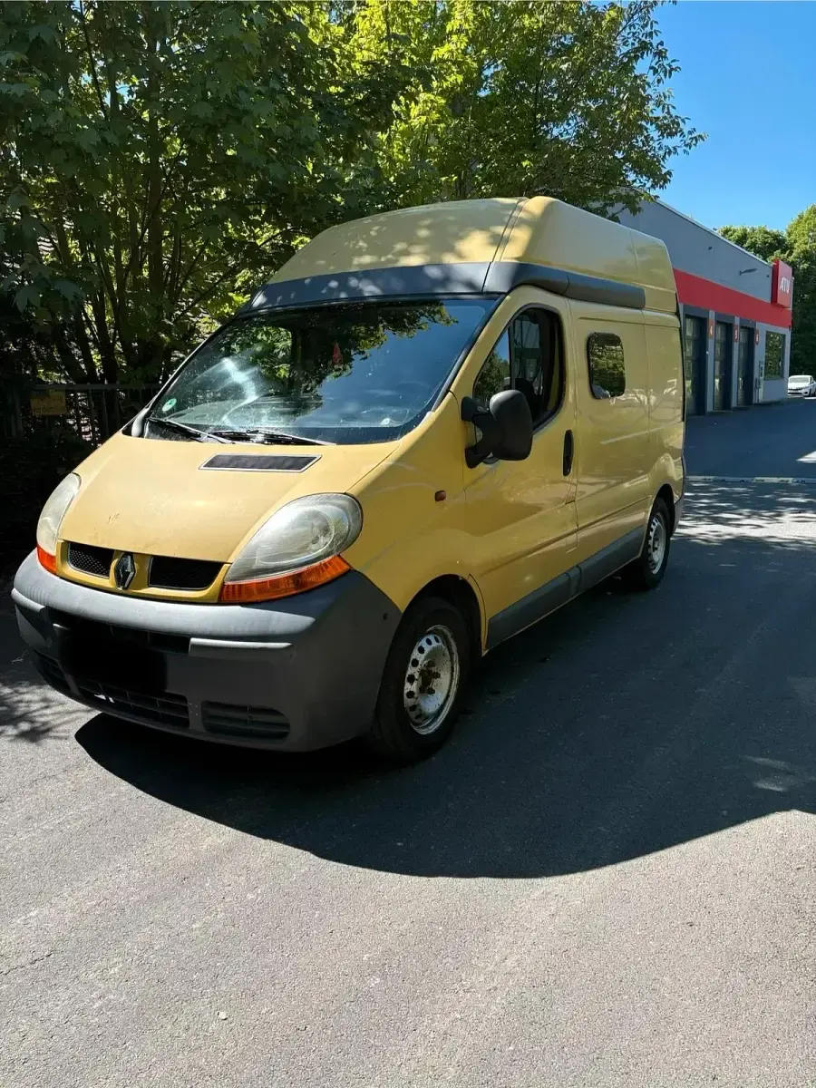 Second-hand Renault Trafic 80 CP (58 kW) 2006 Galben Monovolum