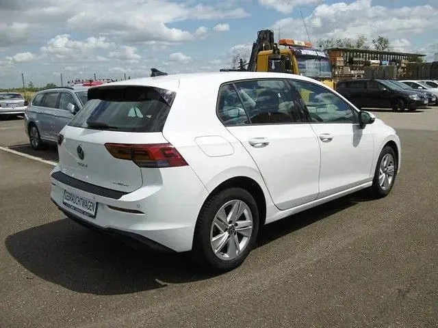 Gebraucht VW Golf VIII Life 131 PS (96 kW) 2023 Pure white (weiß) Limousine