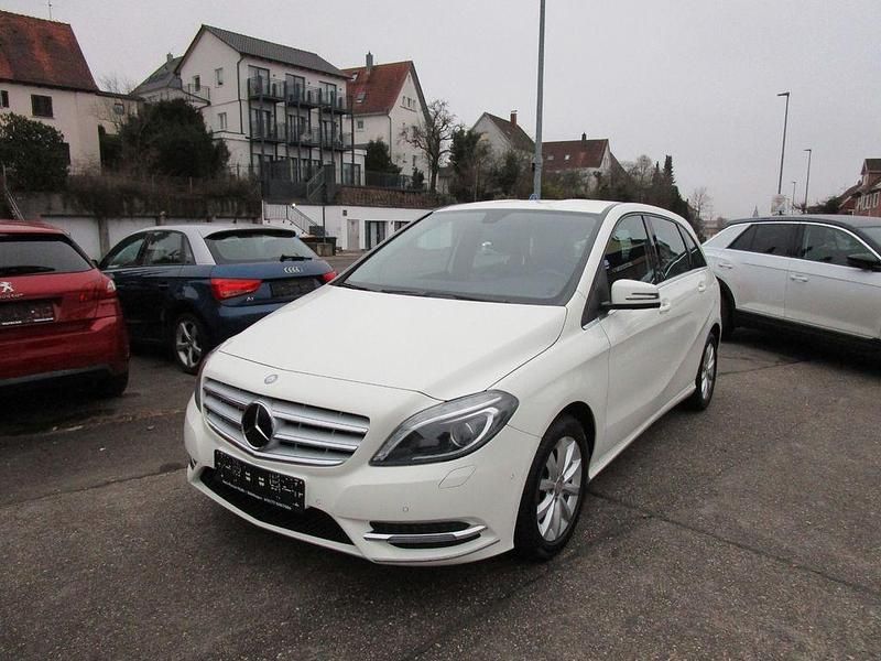 Weiß Gebraucht 2014 Mercedes B180 Van / Kleinbus | 10.990 € (Guter Preis) - Bild 1/4