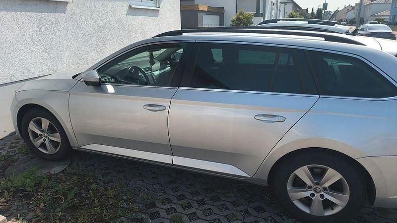 Silber Gebraucht 2016 Skoda Superb Active Kombi | 10.950 € (Fairer Preis) - Bild 1/4