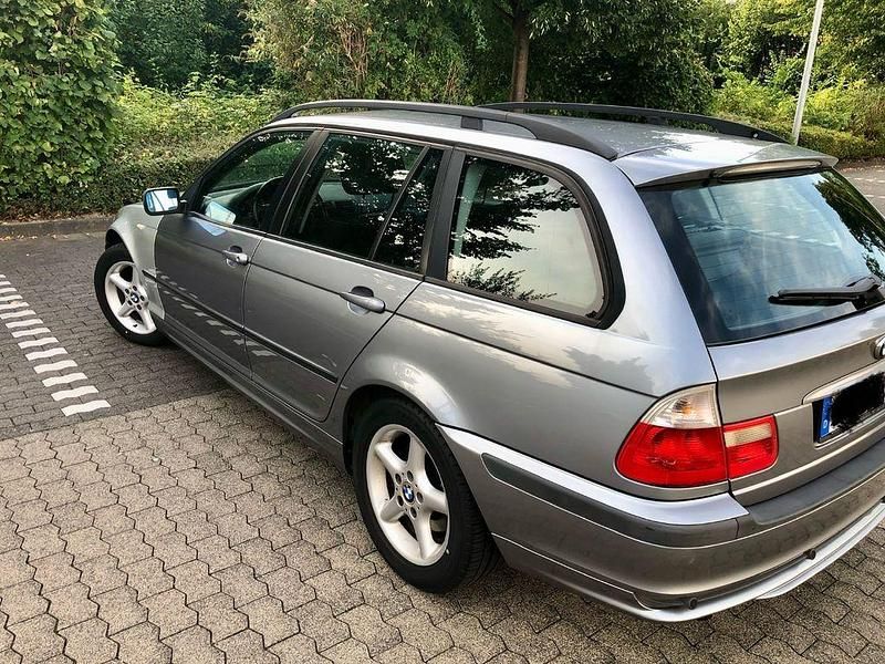 Silber Gebraucht 2004 BMW 320 Comfort Edition Kombi | 2.700 € (Fairer Preis) - Bild 1/4