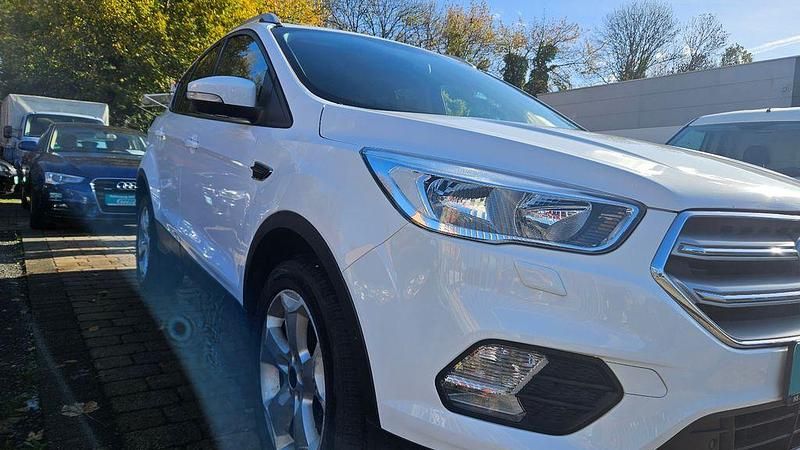 Gebraucht Ford Kuga Trend 120 PS (88 kW) 2017 Weiß SUV