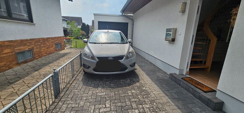 Silber Gebraucht 2010 Ford Focus Titanium Limousine | 3.790 € (Fairer Preis) - Bild 1/4