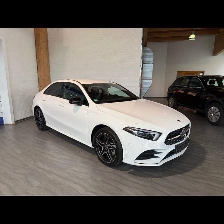 Weiß Gebraucht 2021 Mercedes A250 AMG line Limousine | 26.000 € (Guter Preis) - Bild 1/4