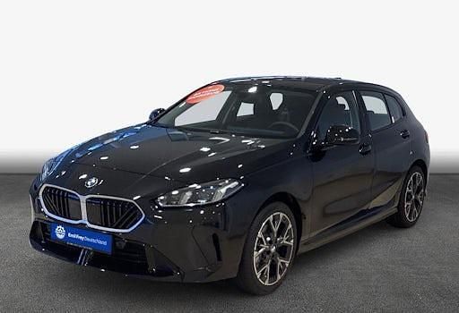 Saphirschwarz metallic Neu 2025 BMW 120 Basis Kleinwagen | 35.490 € (Fairer Preis) - Bild 1/4