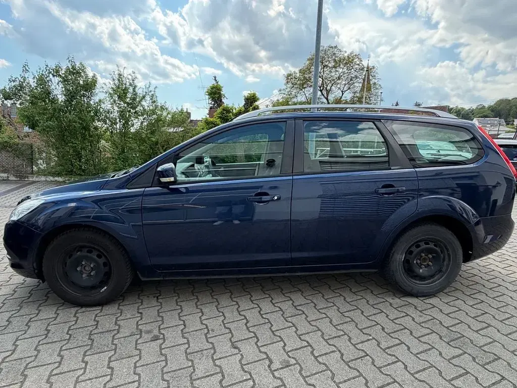 Usado Ford Focus 101 CV (74 kW) 2010 Azul Berlina