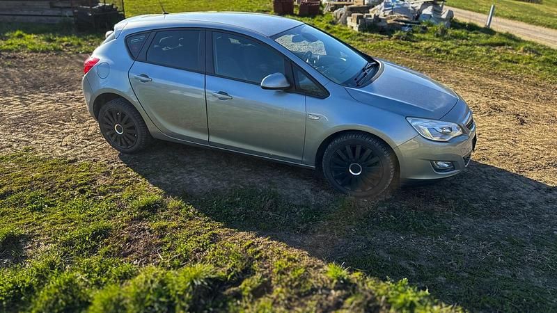 Używany Opel Astra 140 KM (102 kW) 2011 Srebrny Sedan/Limuzyna