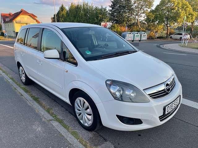 Weiß Gebraucht 2011 Opel Zafira Design Edition Van / Kleinbus | 3.880 € (Teuer) - Bild 1/4