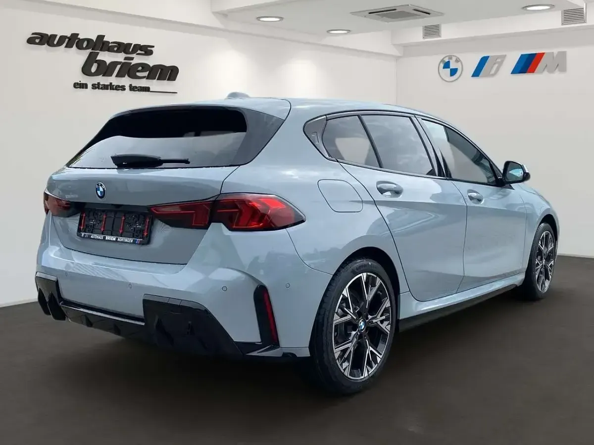 Neu BMW 120 M Sport 170 PS (125 kW) 2026 Fire red metallic Kleinwagen