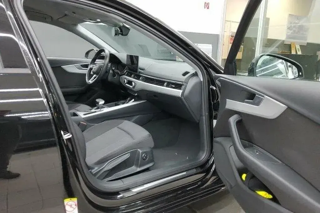 Używany Audi A4 Advanced 204 KM (150 kW) 2024 Czarny Sedan/Limuzyna