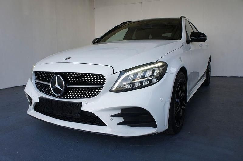 Weiß Gebraucht 2019 Mercedes C220 AMG line Limousine | 26.900 € (Teuer) - Bild 1/4