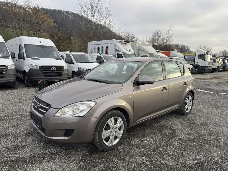 Beige Gebraucht 2009 Kia Ceed Limousine | 1.500 € (Superpreis) - Bild 1/4