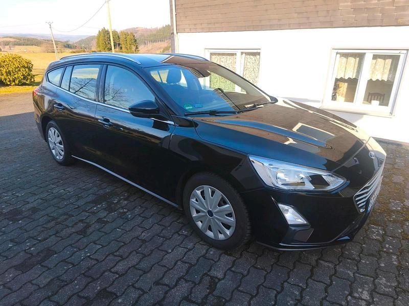 Gebraucht Ford Focus Cool & Connect 125 PS (91 kW) 2018 Schwarz Kombi