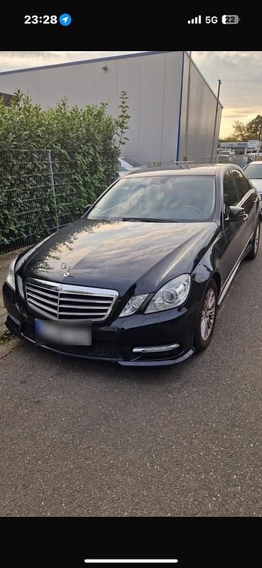 Schwarz Gebraucht 2012 Mercedes E250 Limousine | 3.900 € (Superpreis) - Bild 1/4