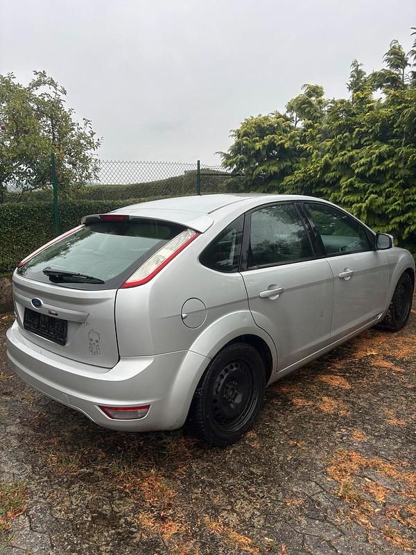 Grau Gebraucht 2009 Ford Focus Limousine | 800 € (Superpreis) - Bild 1/4
