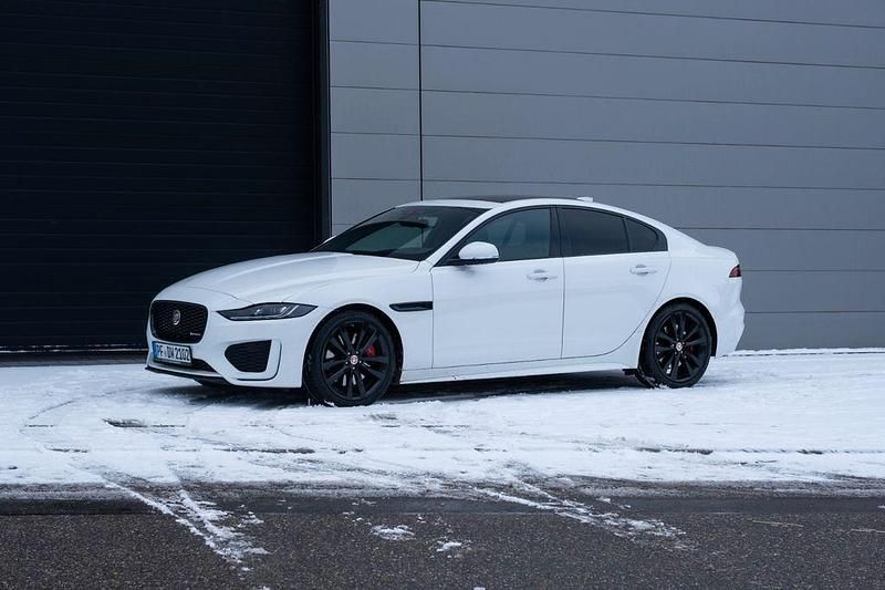Weiß Gebraucht 2020 Jaguar XE R-Dynamic Limousine | 22.999 € (Fairer Preis) - Bild 1/4