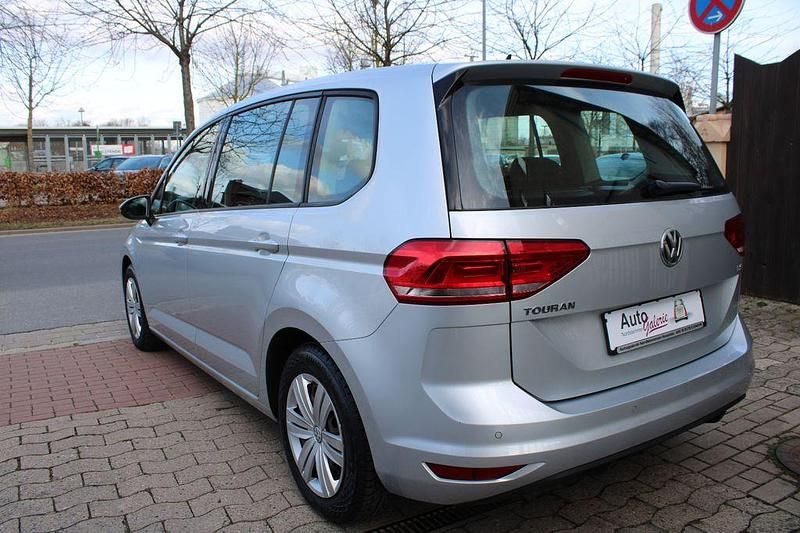 Gebraucht VW Touran Trendline 110 PS (80 kW) 2016 Silber Van / Kleinbus