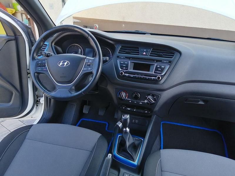 Gebraucht Hyundai i20 Passion 84 PS (61 kW) 2016 Weiß Limousine