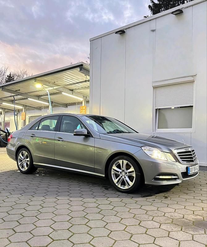 Grau Gebraucht 2011 Mercedes E200 Avantgarde Limousine | 8.700 € (Fairer Preis) - Bild 1/4