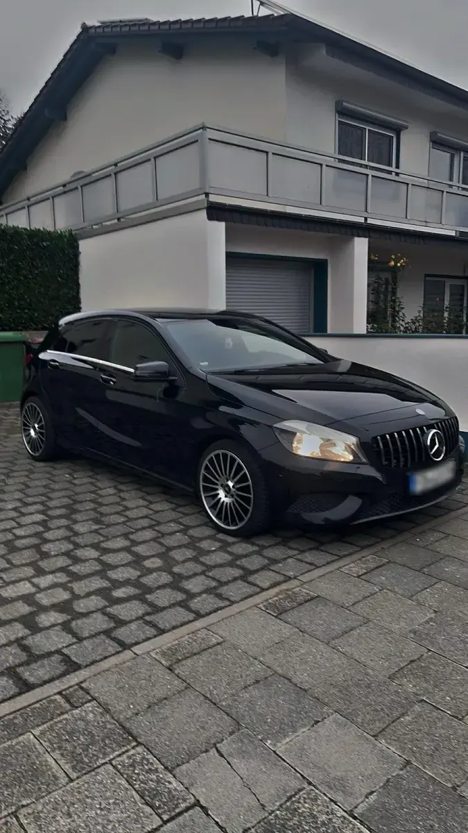 Gebraucht Mercedes A180 122 PS (89 kW) 2013 Schwarz Kleinwagen