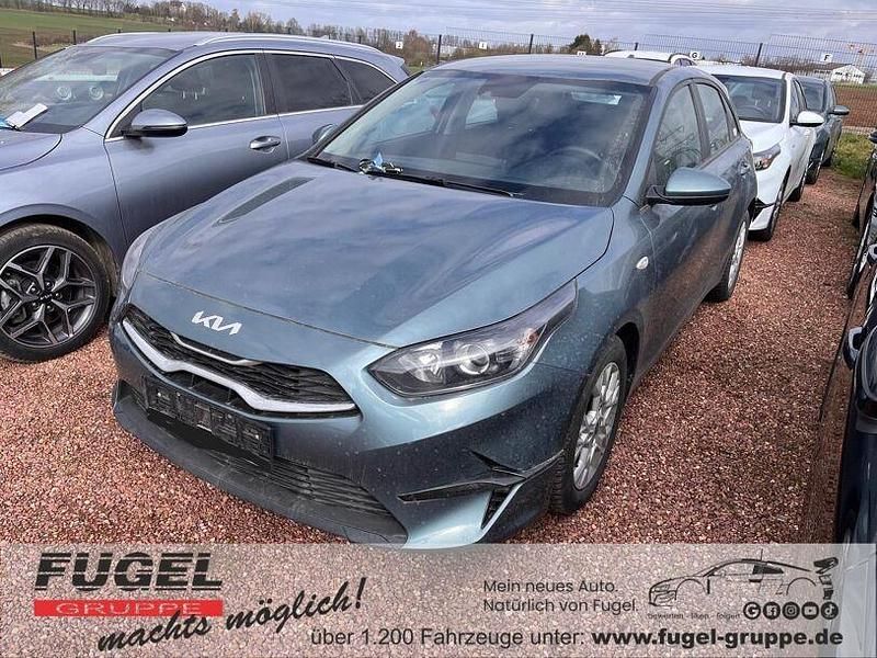 Gebraucht Kia Ceed Play 120 PS (88 kW) 2023 Yucca steel Kleinwagen
