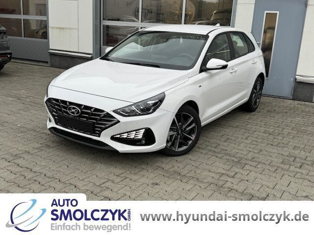 Weiss Gebraucht 2024 Hyundai i30 Trend Limousine | 23.990 € (Superpreis) - Bild 1/4