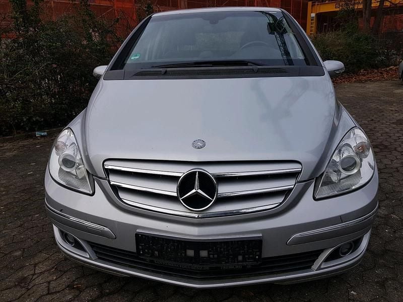 Silber Gebraucht 2005 Mercedes 200 Limousine | 2.500 € (Superpreis) - Bild 1/4