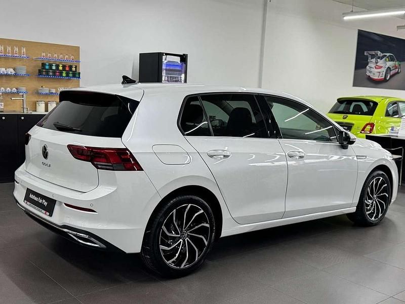 Gebraucht VW Golf VIII Style 150 PS (110 kW) 2021 Oryxweiss Limousine