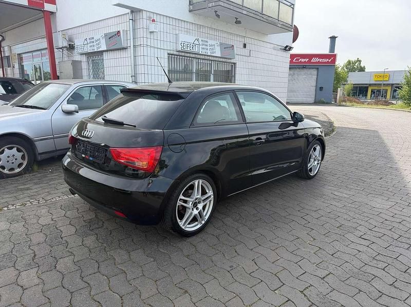 Używany Audi A1 Attraction 86 KM (63 kW) 2011 Czarny Hatchback
