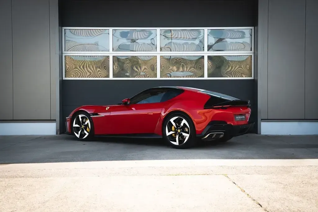 Gebraucht Ferrari 12 Cilindri 829 PS (609 kW) 2025 Rot