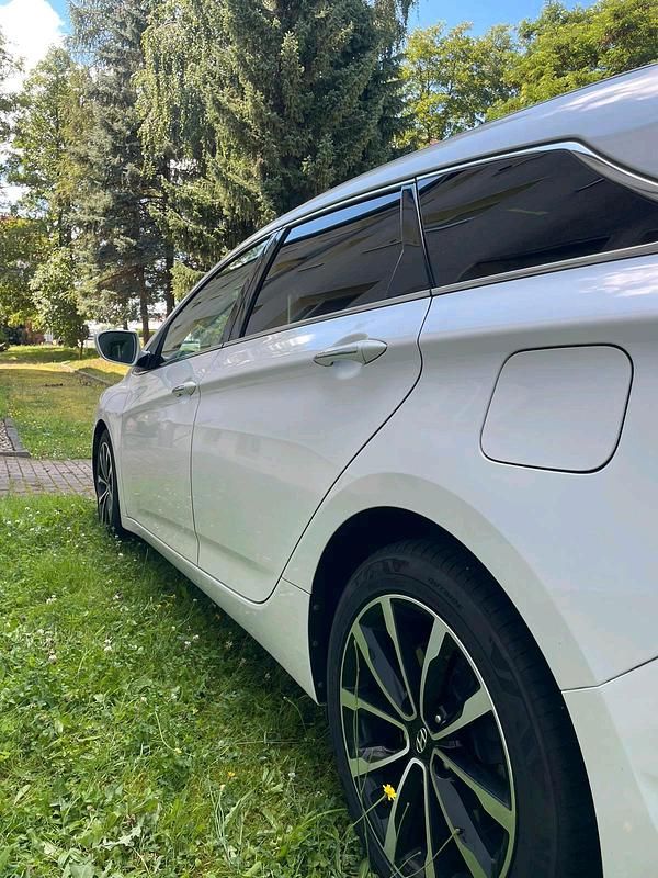 Gebraucht Hyundai i40 Premium 141 PS (103 kW) 2016 Weiß Kombi