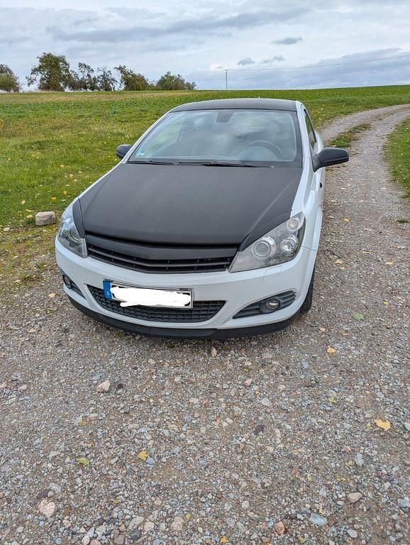 Weiß Gebraucht 2009 Opel Astra GTC Limousine | 3.500 € (Fairer Preis) - Bild 1/4