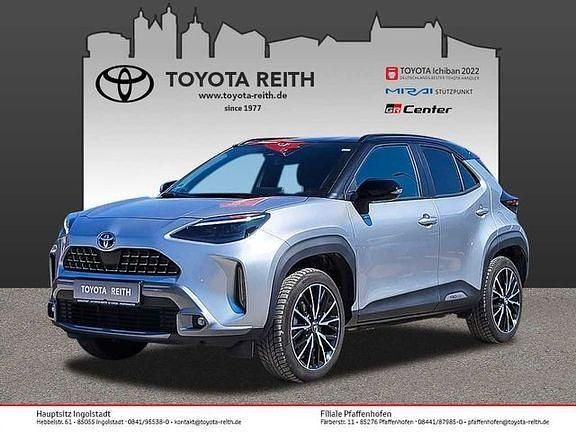 Shimmering silver metallic / dach schwar (metallic) Gebraucht 2022 Toyota Yaris Hybrid Advance SUV | 25.780 € (Fairer Preis) - Bild 1/4