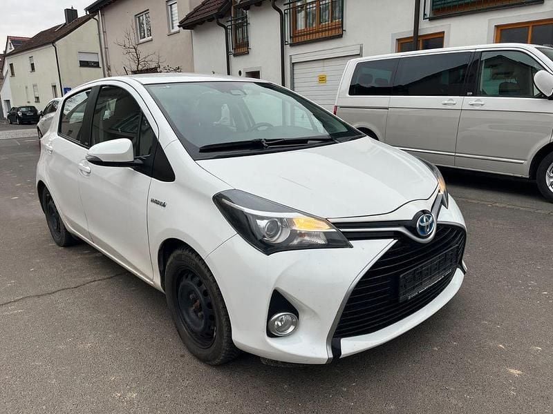 Weiß Gebraucht 2016 Toyota Yaris Hybrid Edition-S Limousine | 11.400 € (Fairer Preis) - Bild 1/4