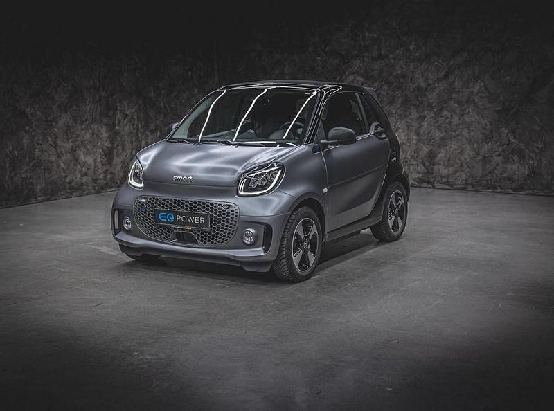 Grau (titania grey (matt) (grau)) Gebraucht 2024 Smart ForTwo Electric Drive Passion Cabrio | 18.888 € (Fairer Preis) - Bild 1/4