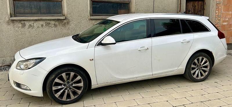 Weiß Gebraucht 2013 Opel Insignia Innovation Kombi | 3.699 € - Bild 1/4