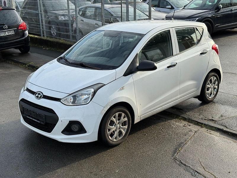 Gebraucht Hyundai i10 Basis 67 PS (49 kW) 2015 Weiß Kleinwagen