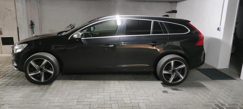 Schwarz Gebraucht 2013 Volvo V60 Kombi | 10.500 € - Bild 1/4