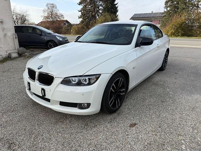 Weiß Gebraucht 2009 BMW 320 Sport Line Coupé | 5.999 € (Superpreis) - Bild 1/4