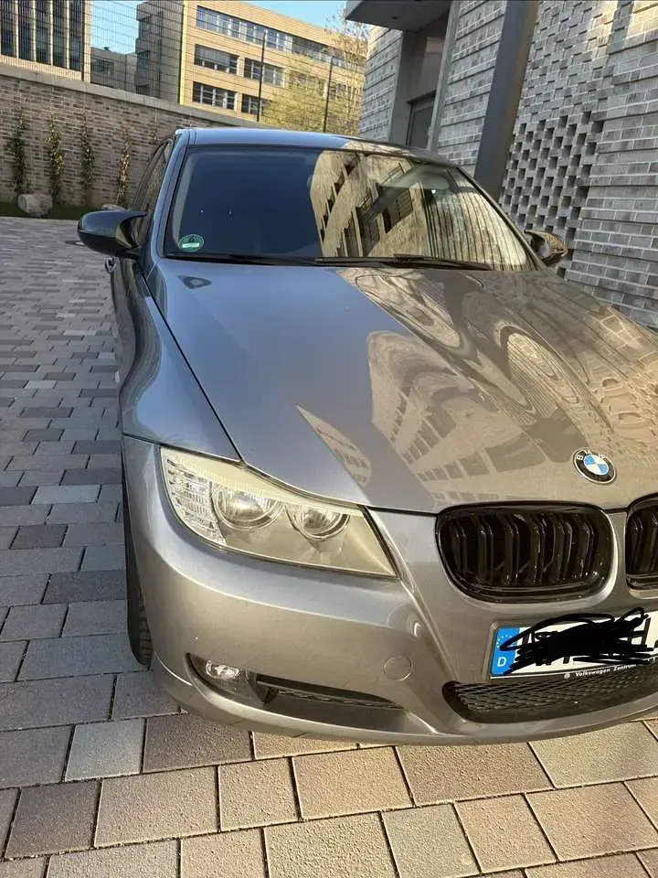 Gebraucht BMW 318 143 PS (105 kW) 2010 Grau Limousine