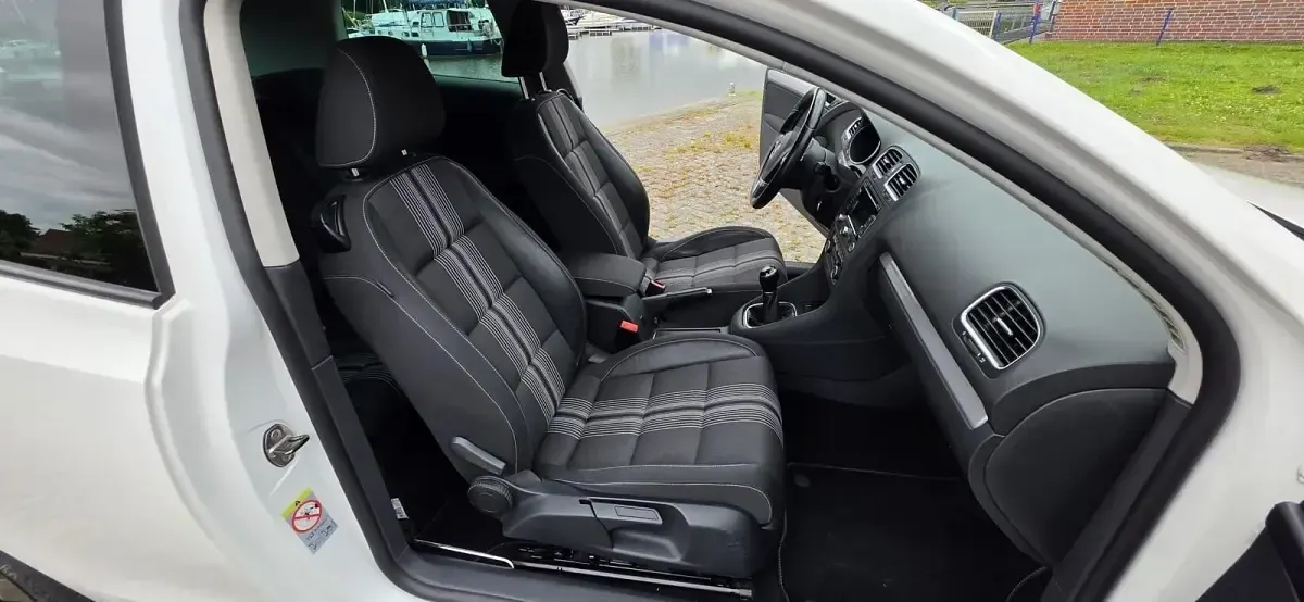 Gebraucht VW Golf VI 105 PS (77 kW) 2012 Weiß Kleinwagen