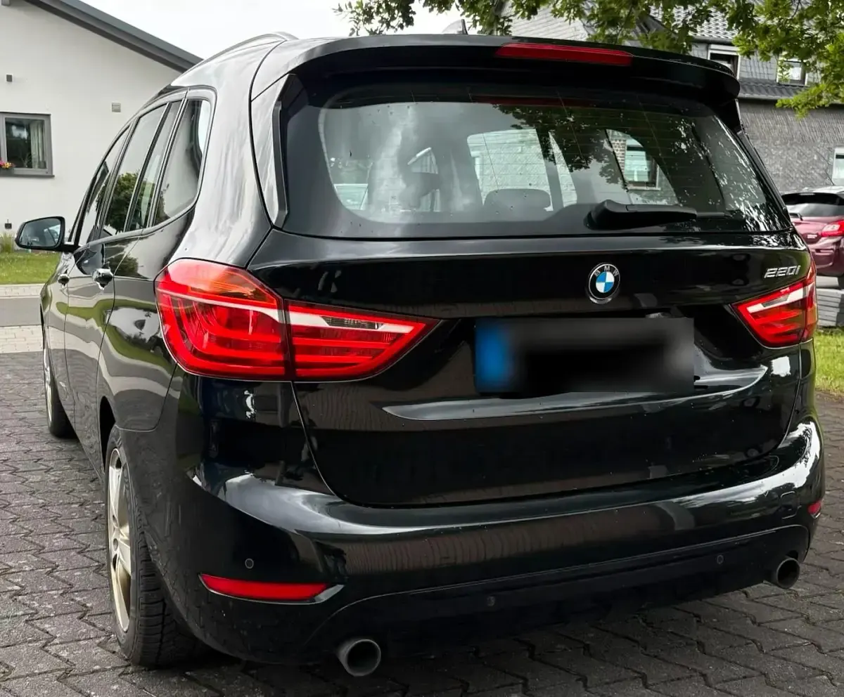 Gebraucht BMW 220 Gran Tourer Sport Line 192 PS (141 kW) 2018 Schwarz Van / Kleinbus
