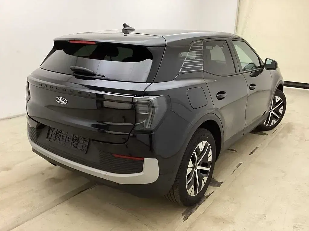 Käytetty Ford Explorer 250 kW (340 HP) 2025 Musta Katumaasturi
