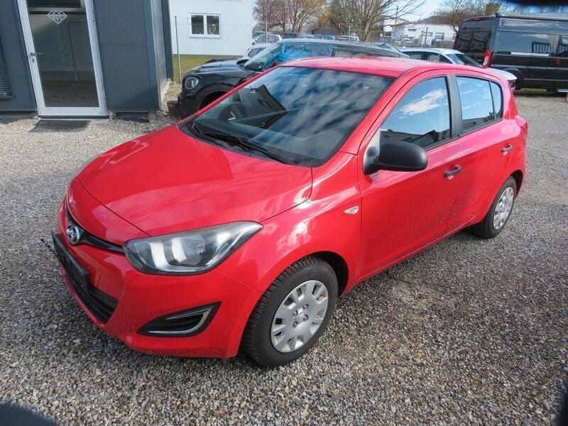 Gebraucht Hyundai i20 Edition 86 PS (63 kW) 2013 Electric red / sol Kleinwagen
